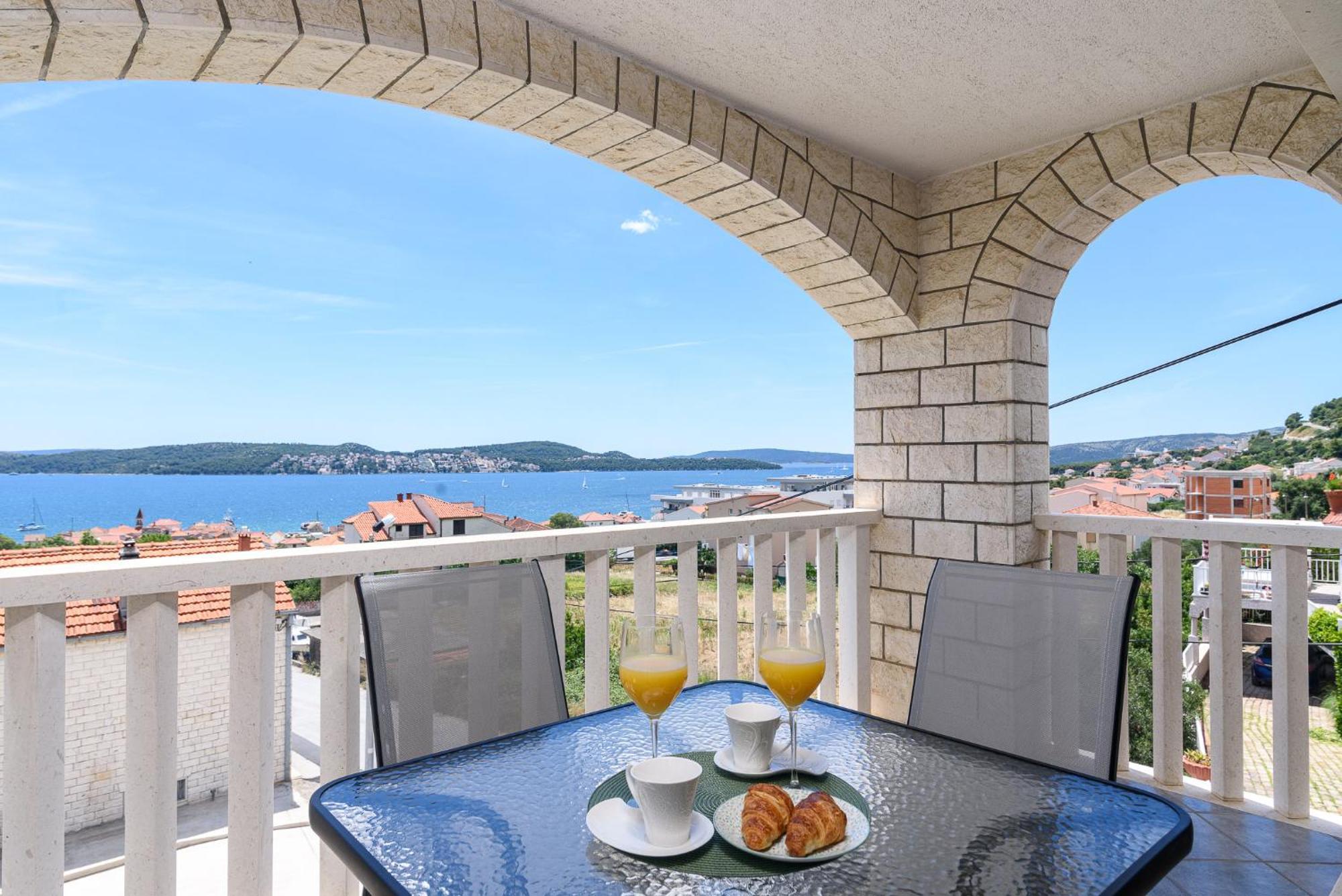 Apartments Eva Trogir Bagian luar foto