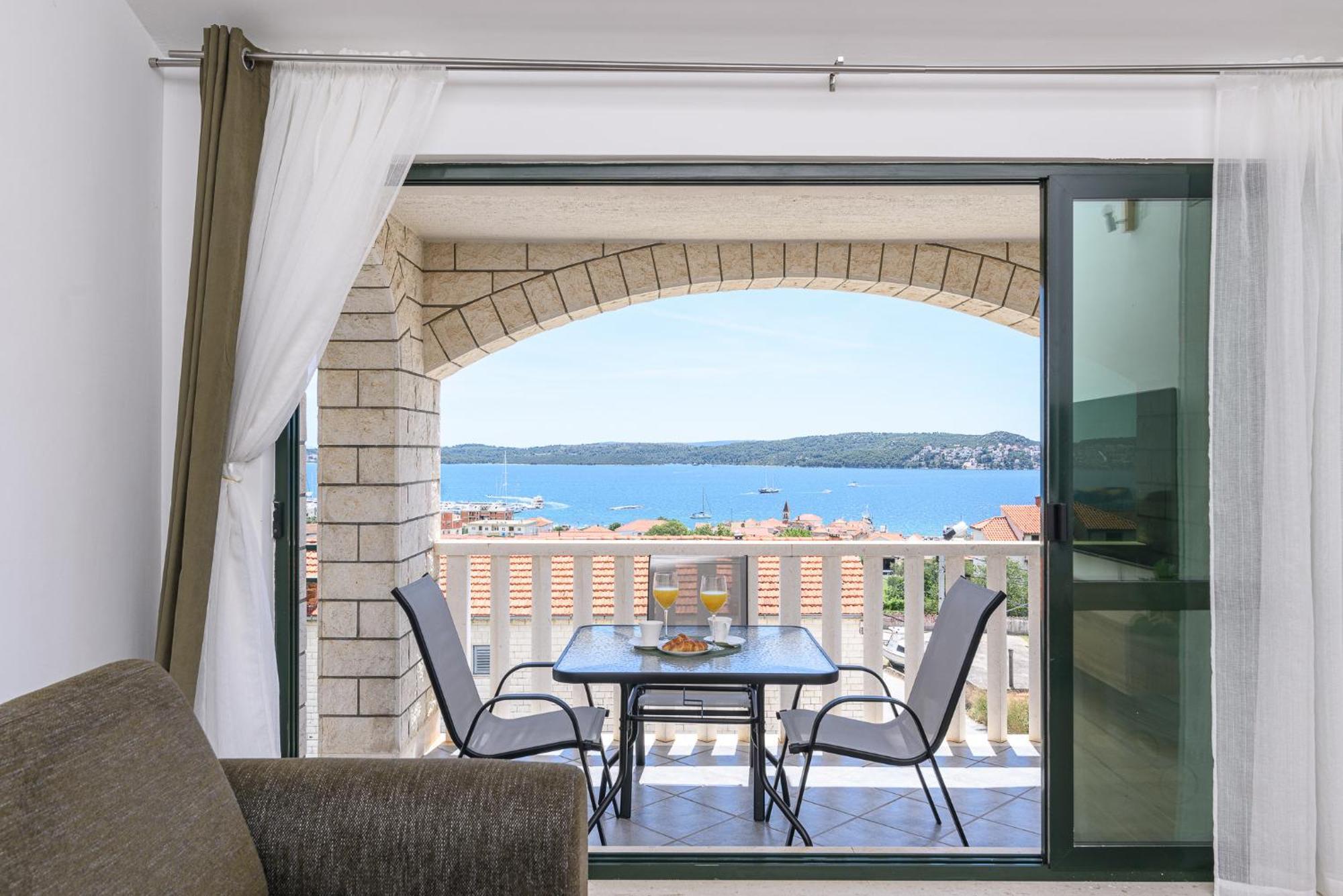Apartments Eva Trogir Bagian luar foto
